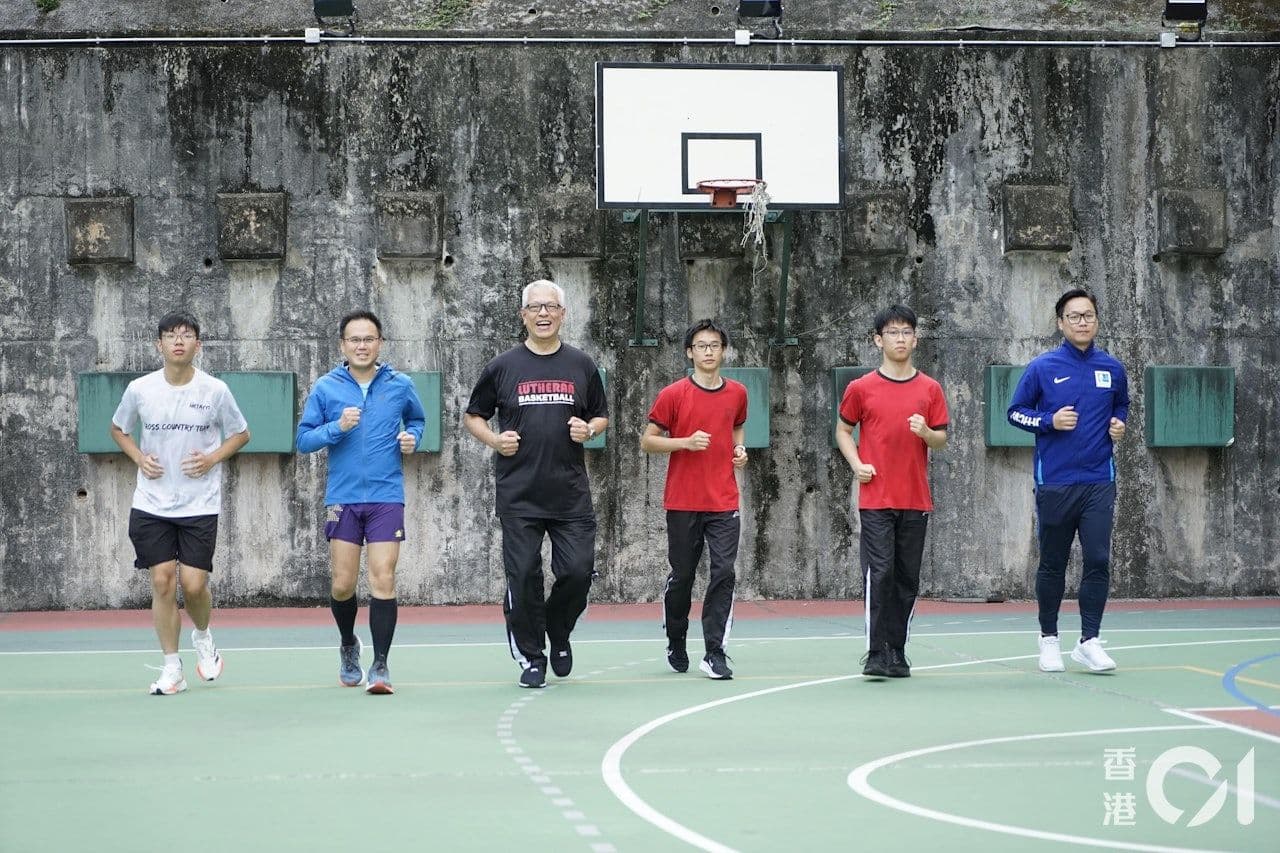 HK01- 逾40對校長學生齊跑街馬10公里賽 體現師生同行鼓勵積極面對逆境